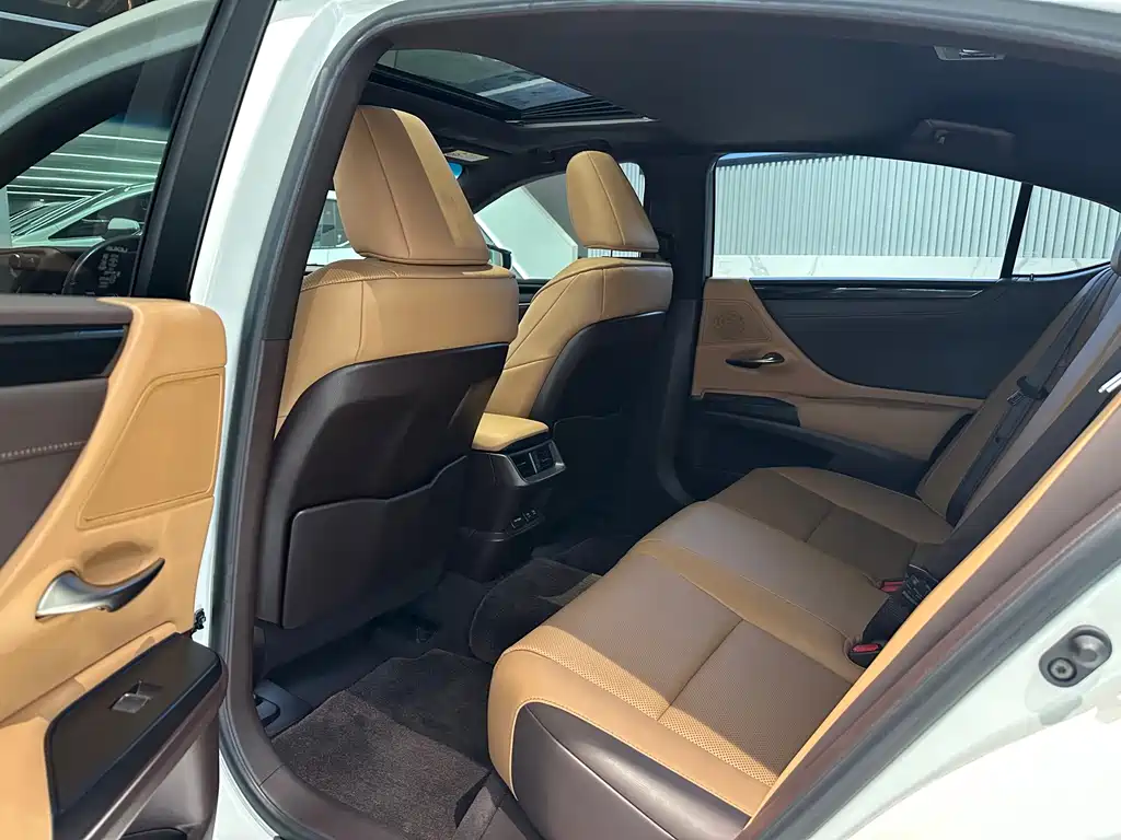 Lexus ES — миниатюра 12