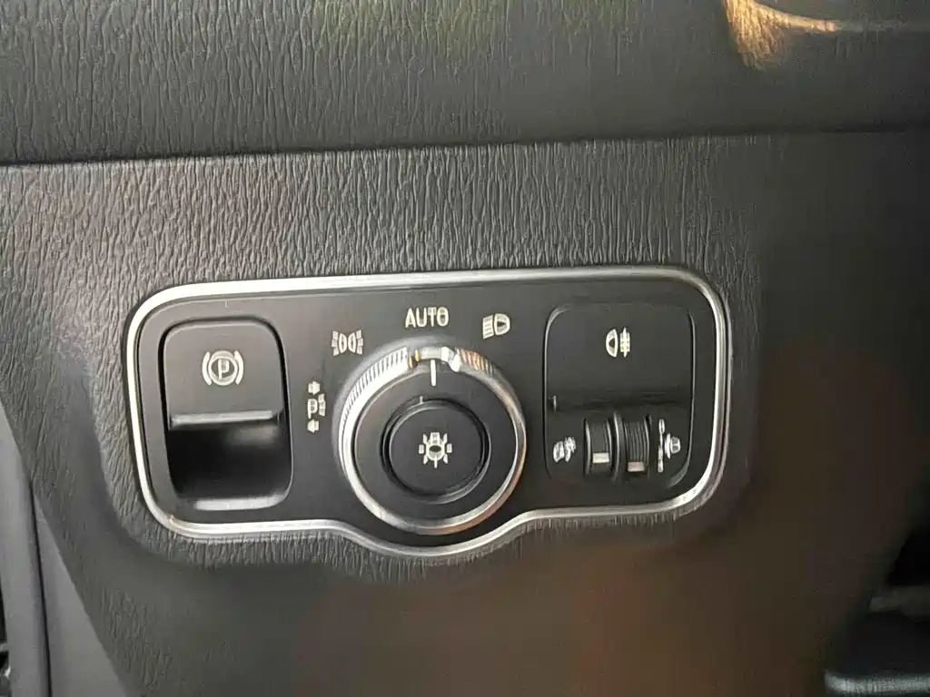 Mercedes-Benz GLB — миниатюра 11