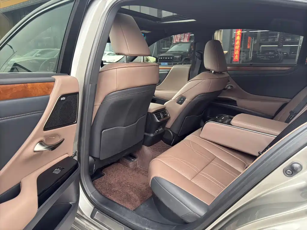 Lexus ES 2022 300h Premium