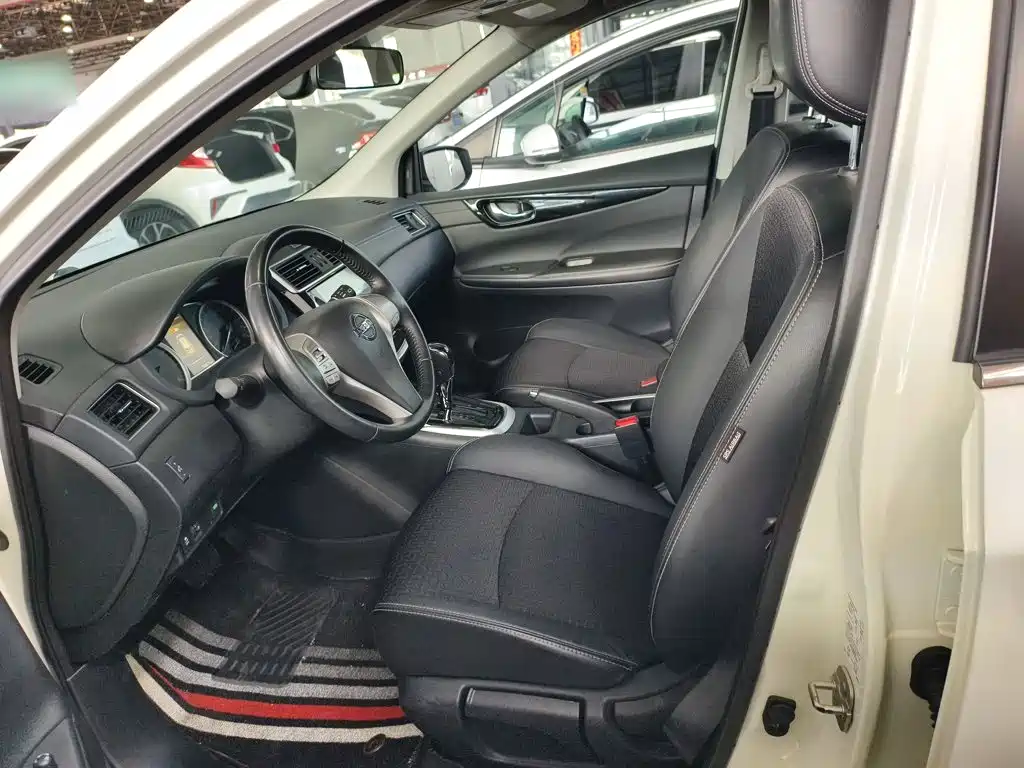 Nissan Tiida — миниатюра 8