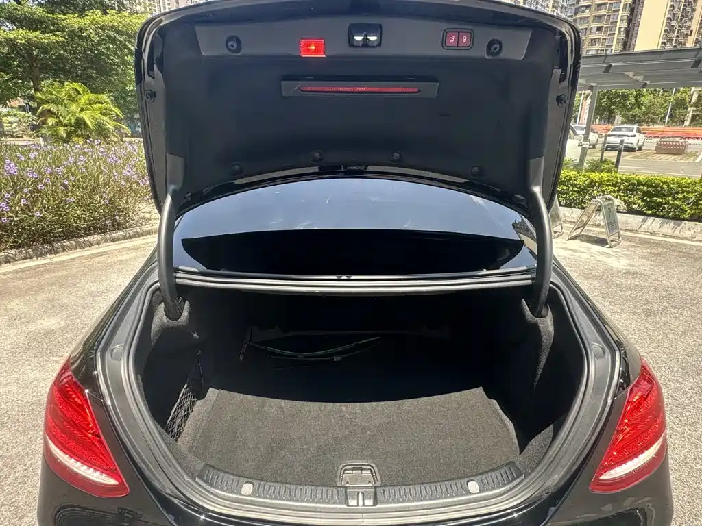 Mercedes-Benz E-Class — миниатюра 7