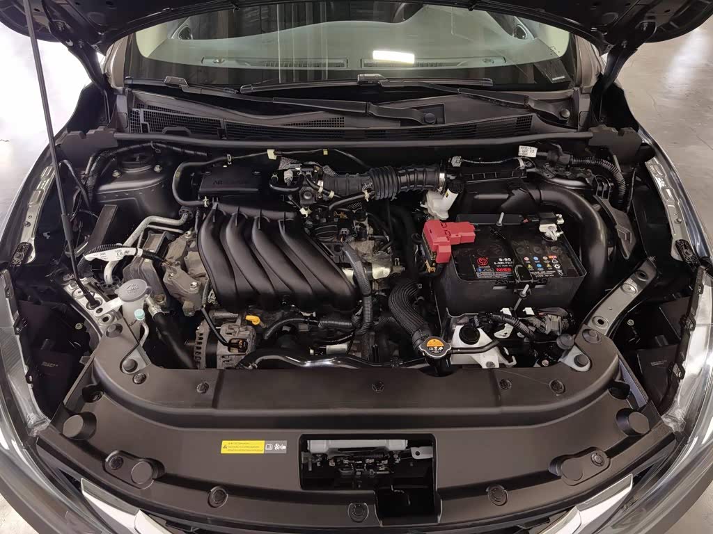 Nissan Sylphy 1.6 л 2024 г. Серебристо-серый, пробег 31200 км