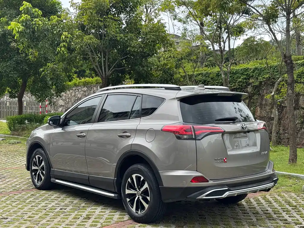Toyota RAV4 — миниатюра 9