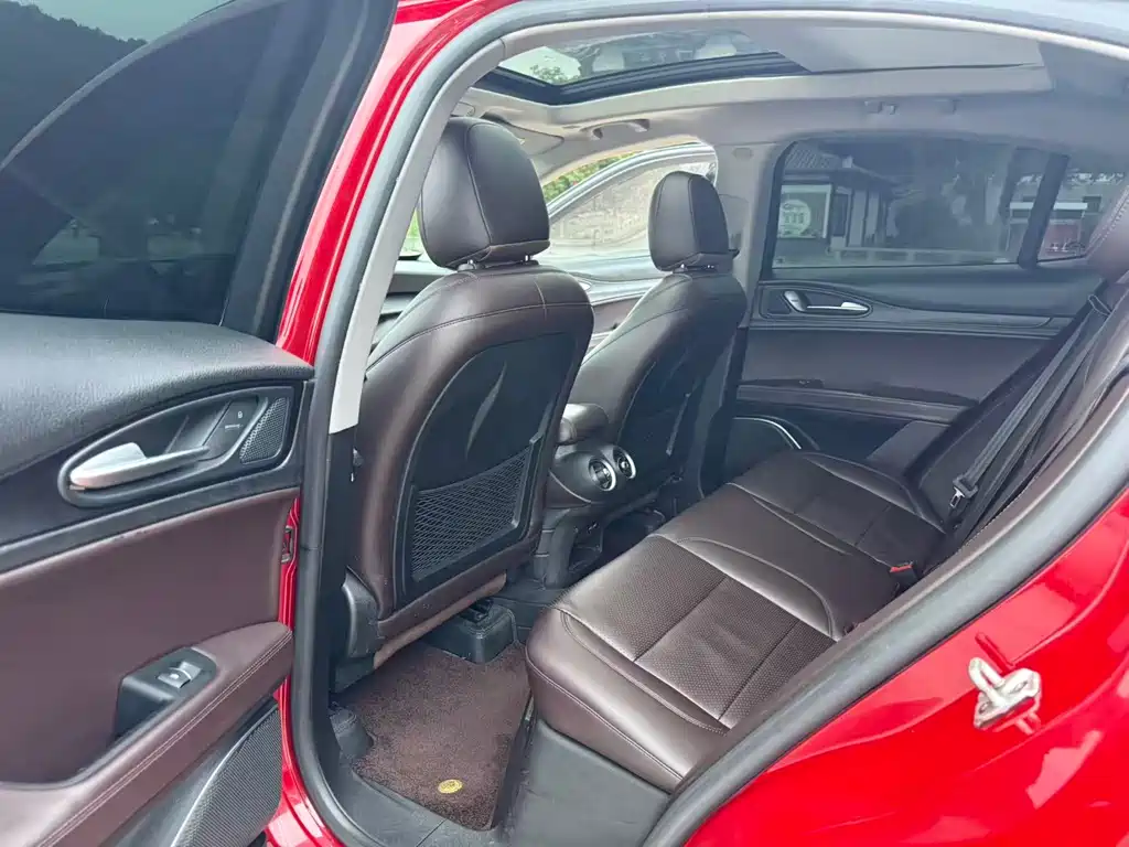 Alfa Romeo Stelvio — миниатюра 8