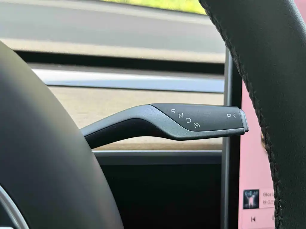 Tesla Model 3 — миниатюра 10
