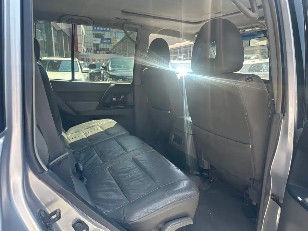 Mitsubishi Pajero — миниатюра 5