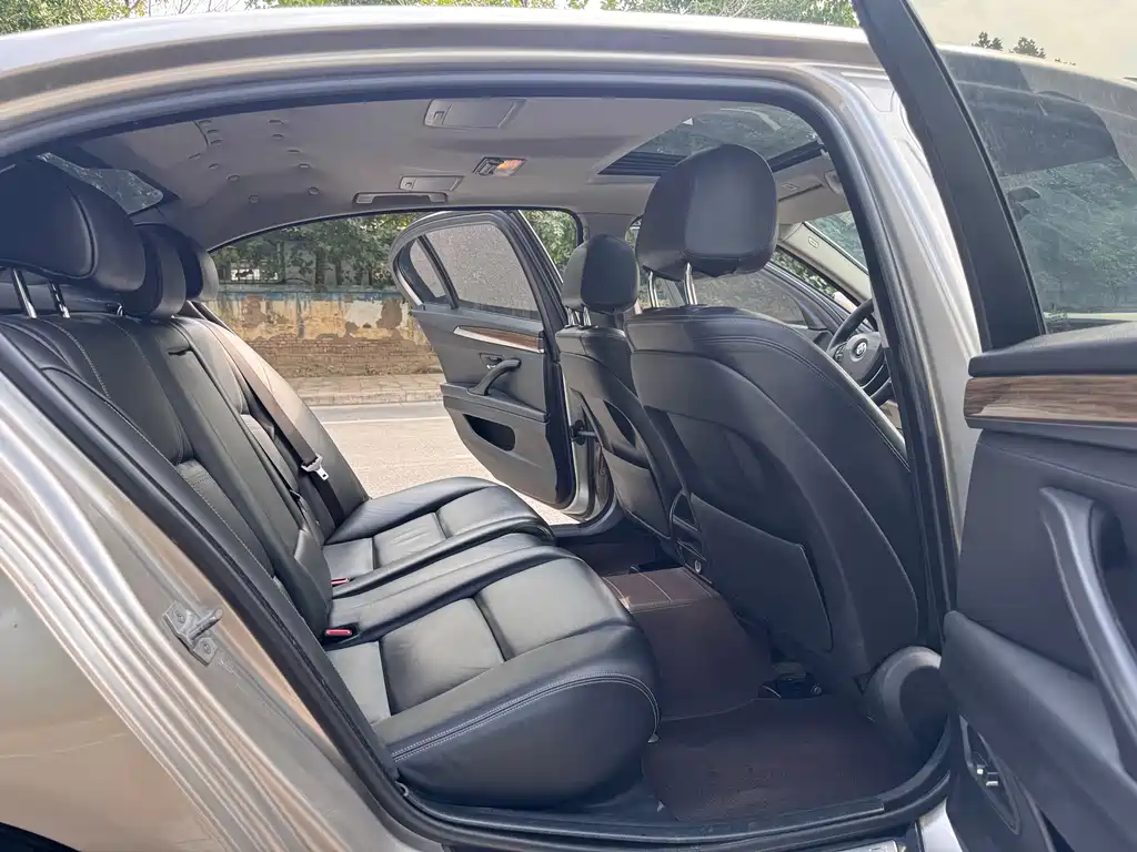 BMW 5 Series — миниатюра 8