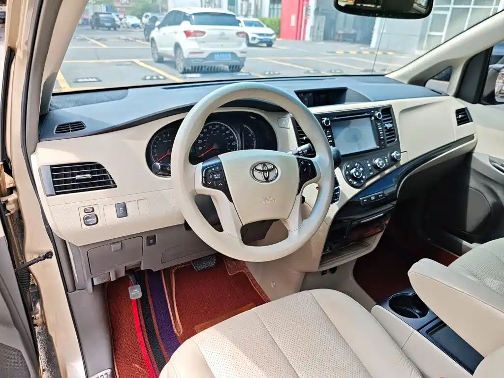 Toyota Sienna — миниатюра 12