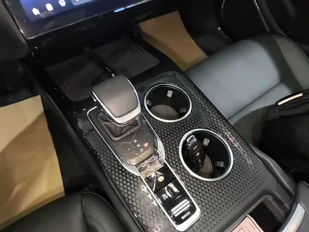 Hongqi Hongqi HS3 PHEV — миниатюра 14