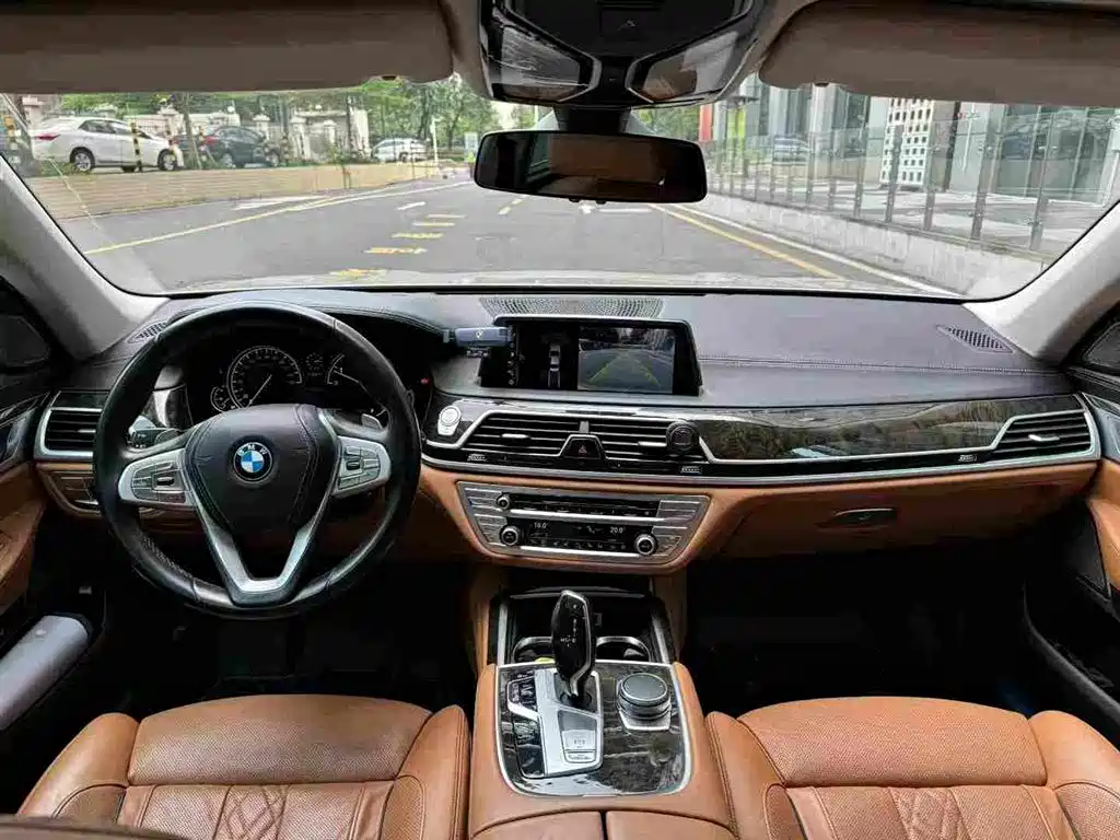 BMW 7 Series — миниатюра 7
