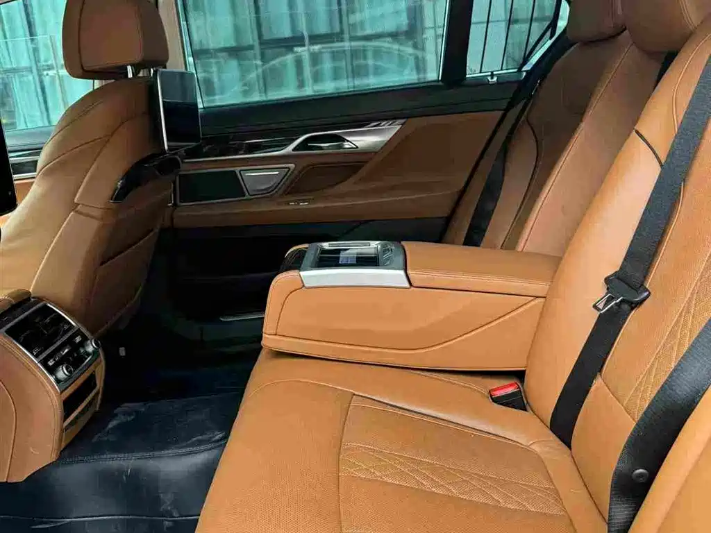 BMW 7 Series — миниатюра 10