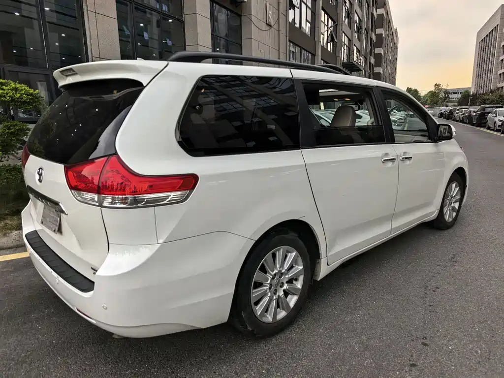 Toyota Sienna — миниатюра 31