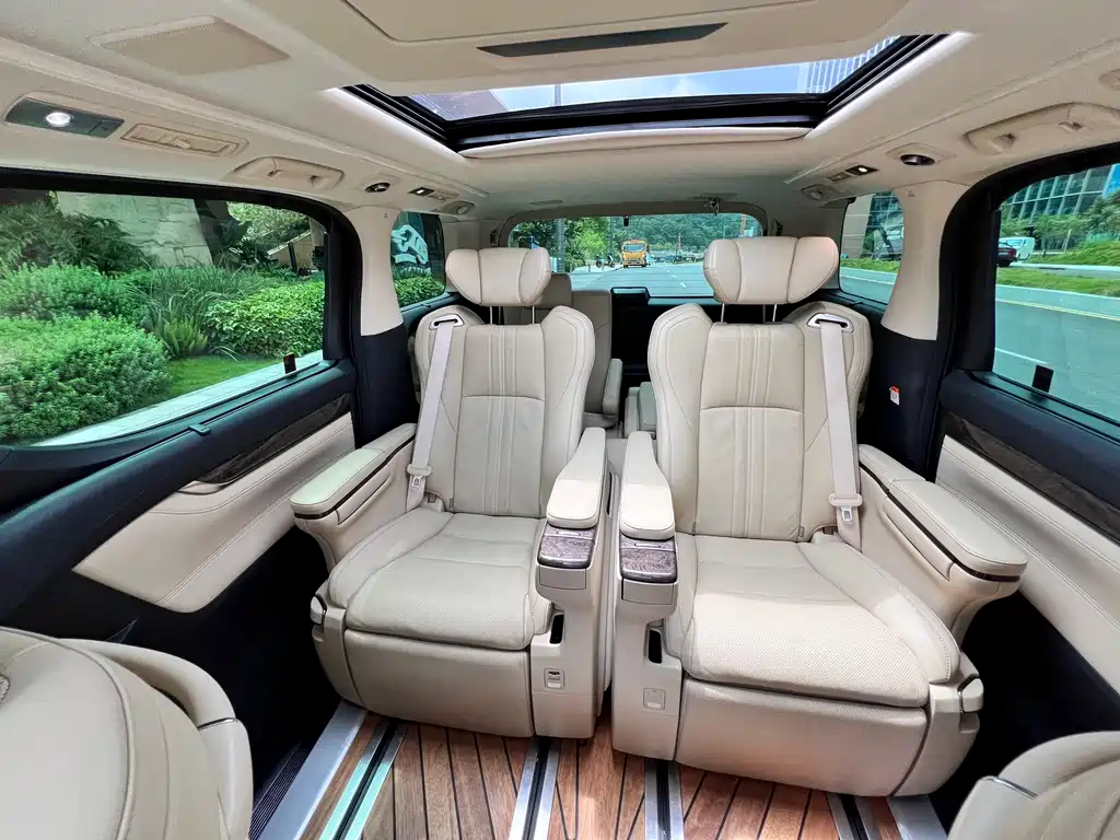 Toyota Alphard — миниатюра 10