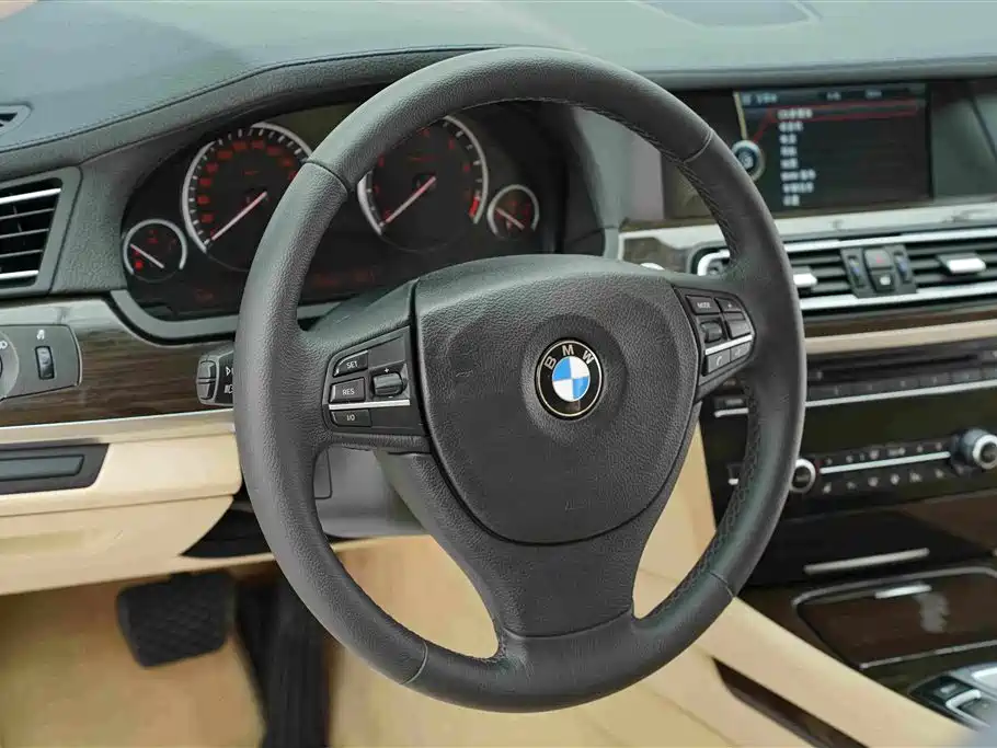 BMW 7 Series — миниатюра 9