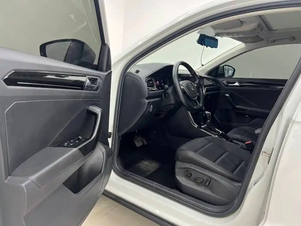 Volkswagen T-Roc — миниатюра 9