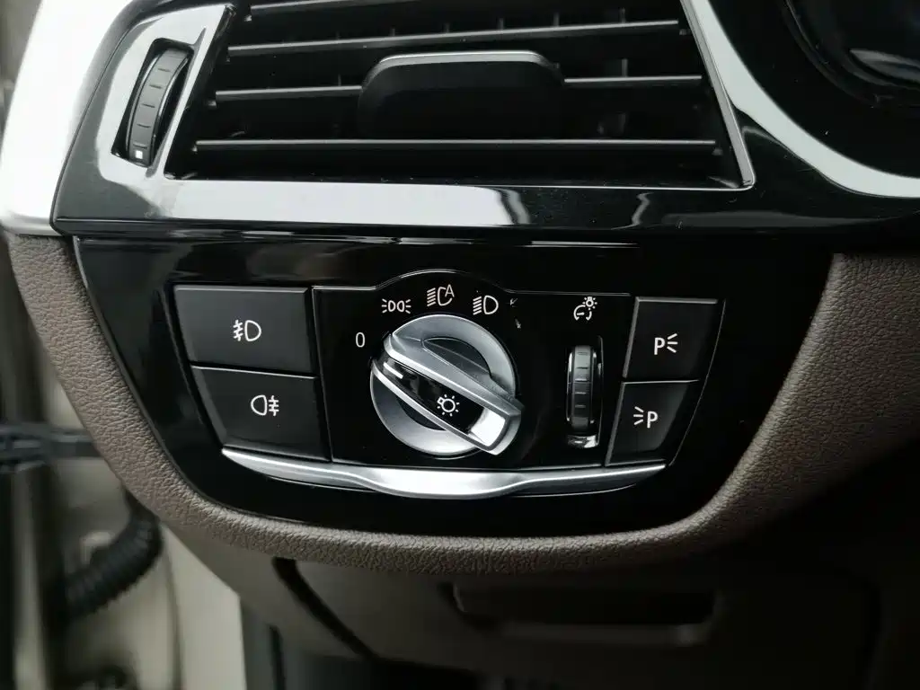 BMW 5 Series — миниатюра 21