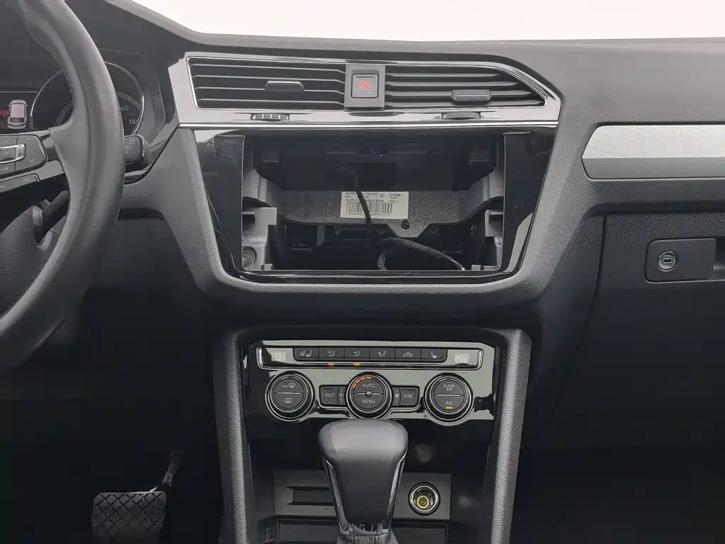 Volkswagen Tiguan L — миниатюра 12