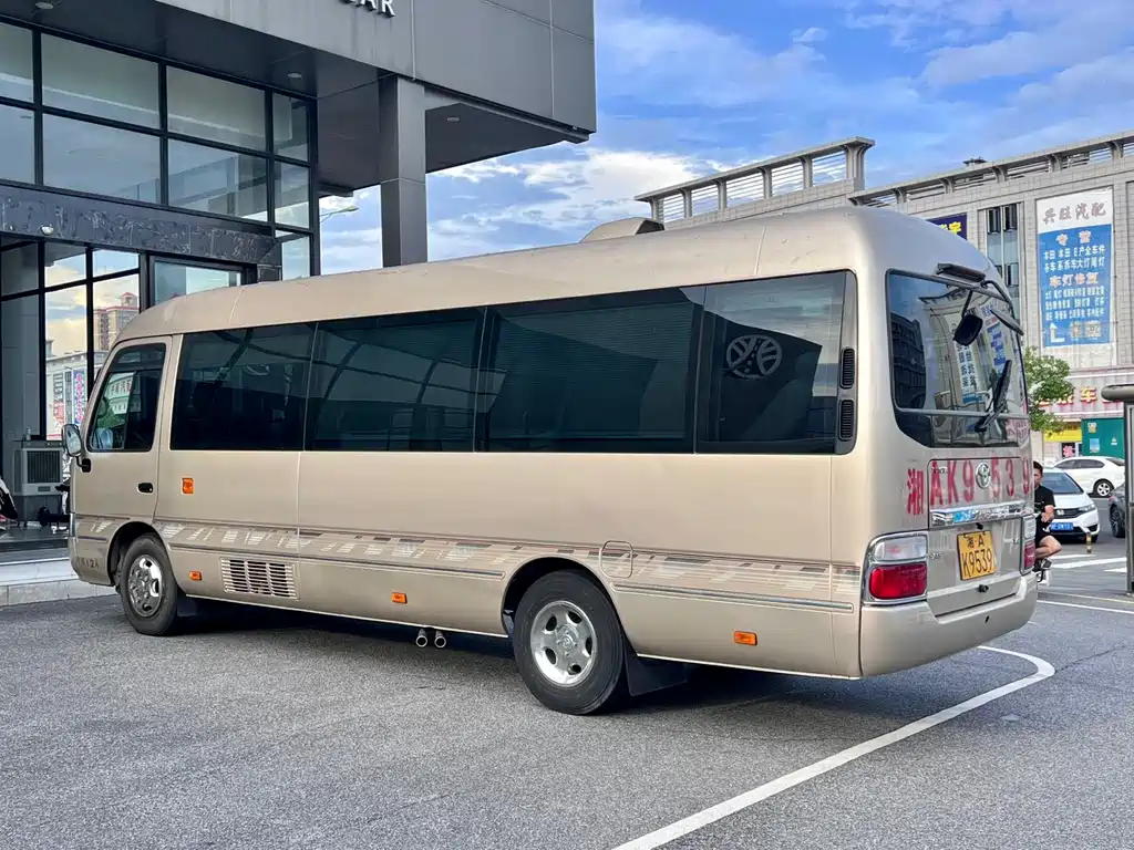 Toyota Coaster — миниатюра 2