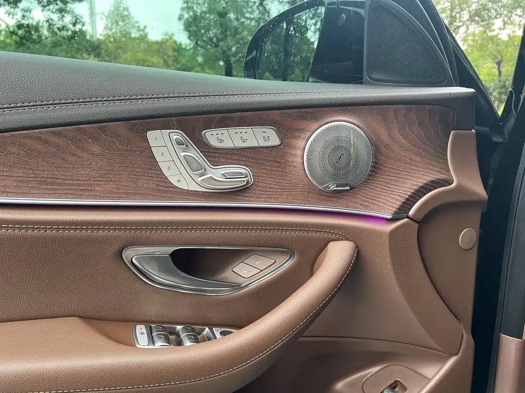 Mercedes-Benz E-Class — миниатюра 9
