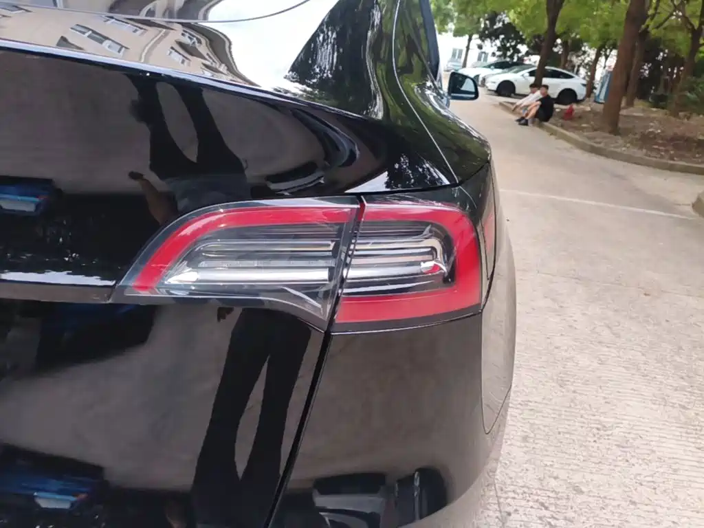 Tesla Model Y — миниатюра 8