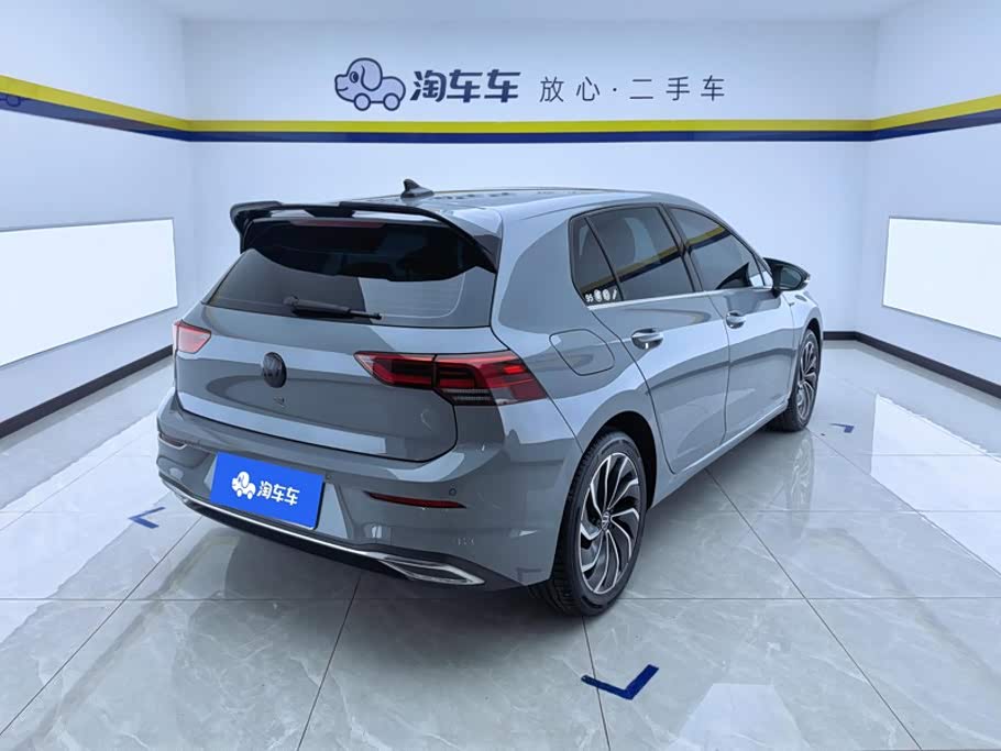 Volkswagen Golf 1.4 л 2023 г. Серебристо-серый, пробег 40800 км