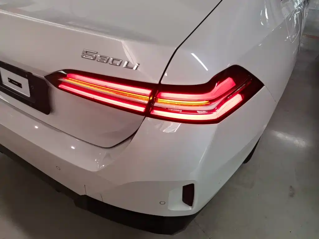 BMW 5 Series — миниатюра 8