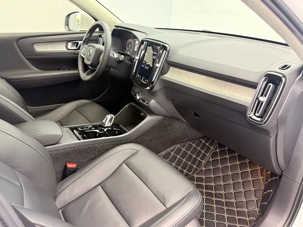 Volvo XC40 — миниатюра 9