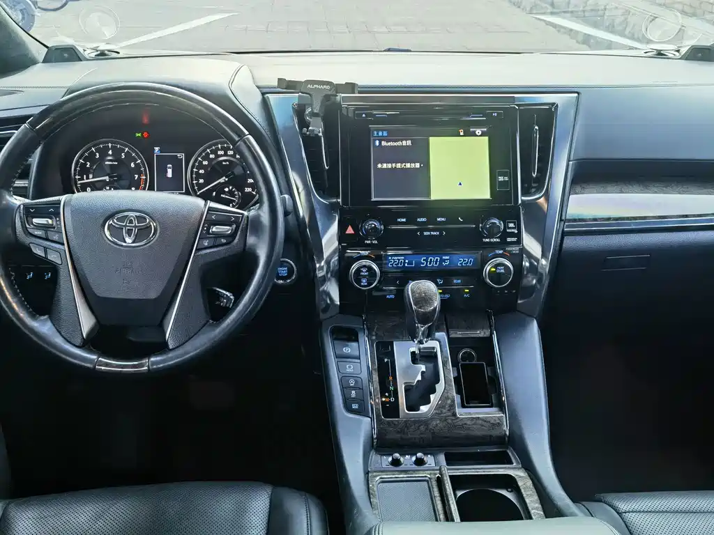 Toyota Alphard — миниатюра 7