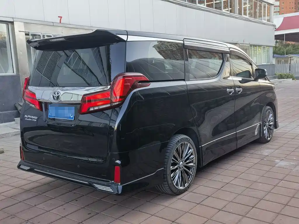 Toyota Alphard — миниатюра 17
