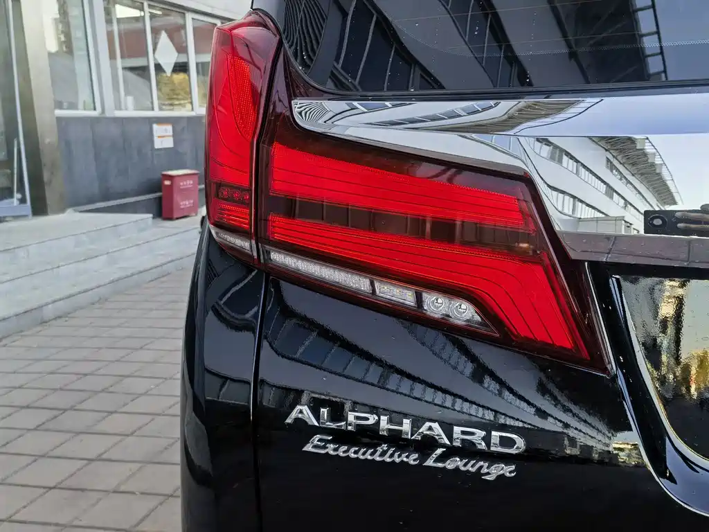 Toyota Alphard — миниатюра 19