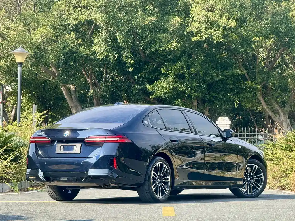 BMW 5 Series — миниатюра 7