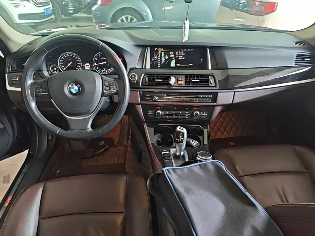 BMW 5 Series — миниатюра 10