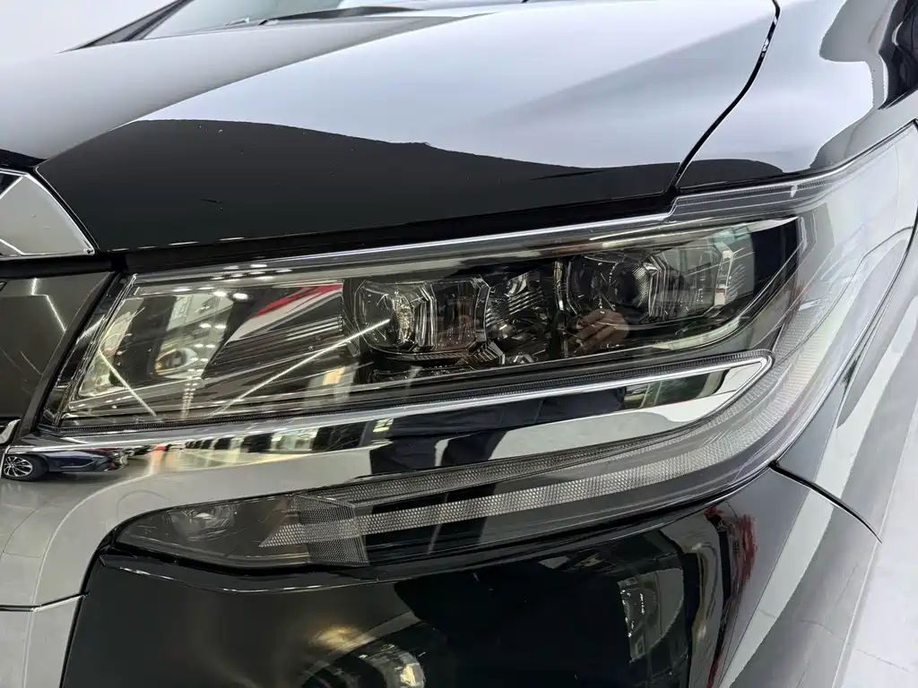 Toyota Alphard — миниатюра 5
