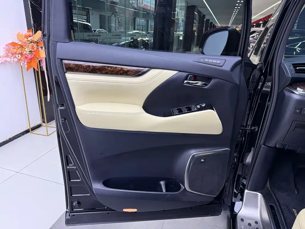Toyota Alphard — миниатюра 14