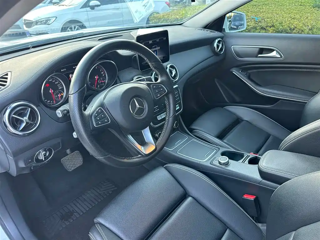 MERCEDES-BENZ  GLA