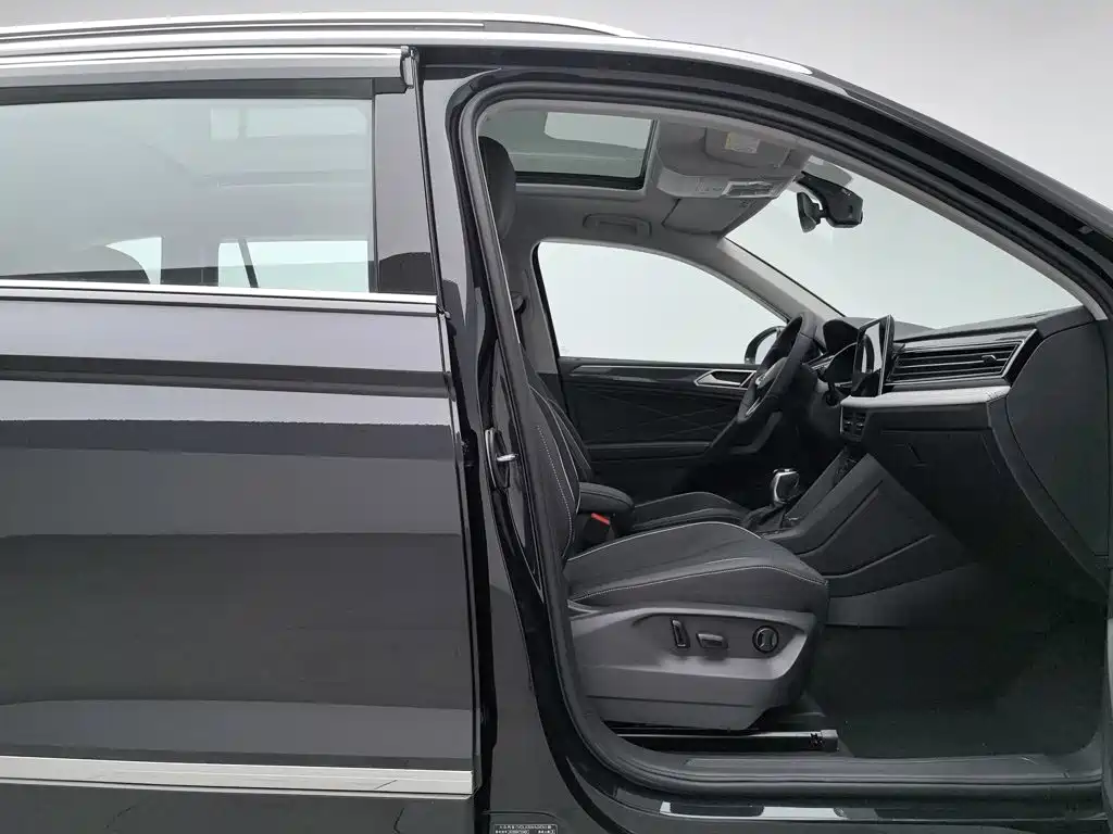 Volkswagen Tiguan L — миниатюра 23