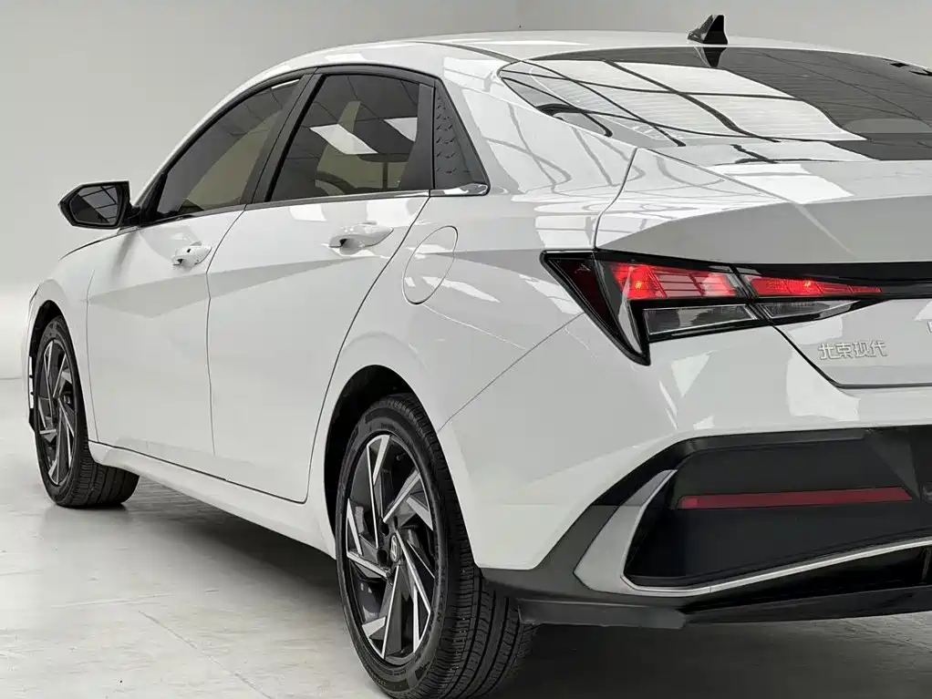 Hyundai Elantra — миниатюра 12