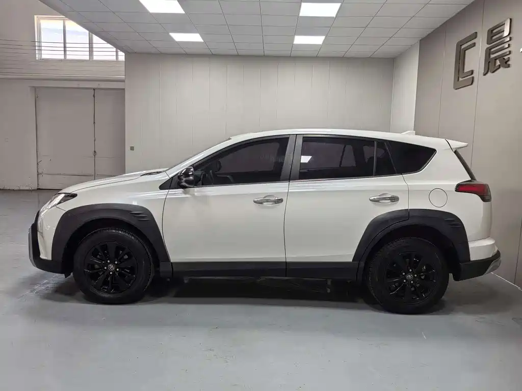 Toyota RAV4 — миниатюра 7