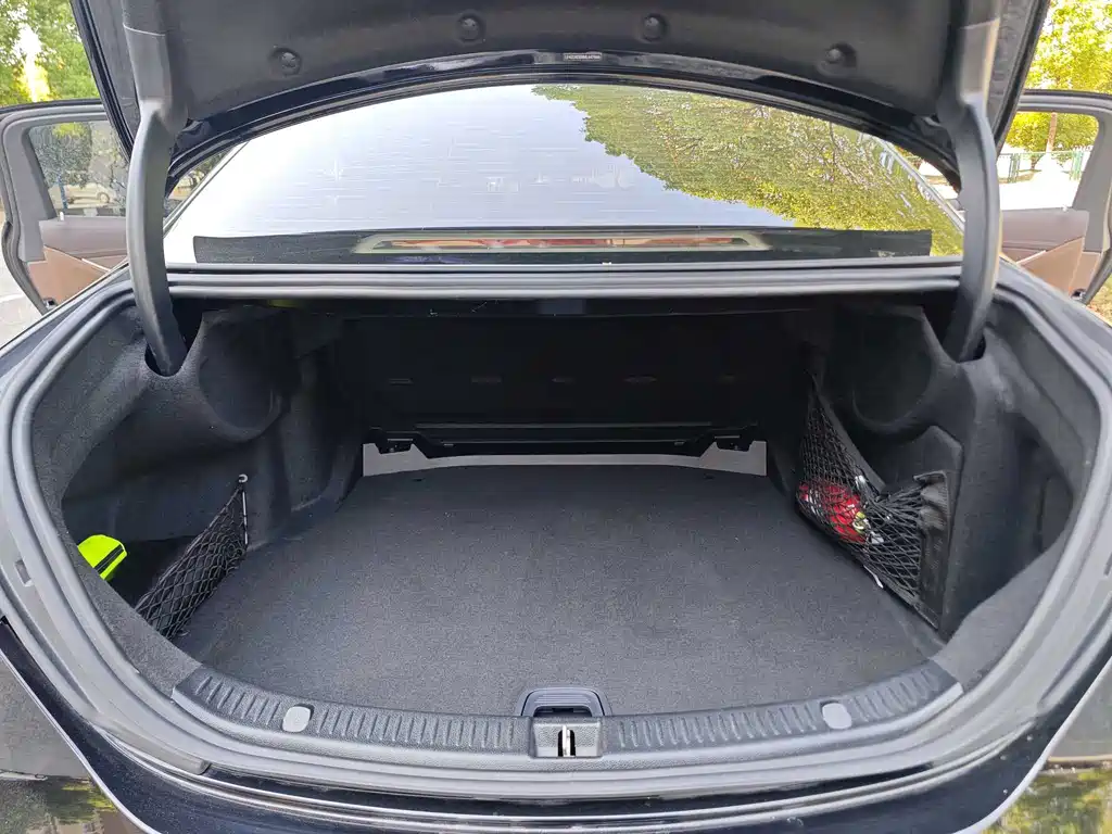 Mercedes-Benz E-Class — миниатюра 14