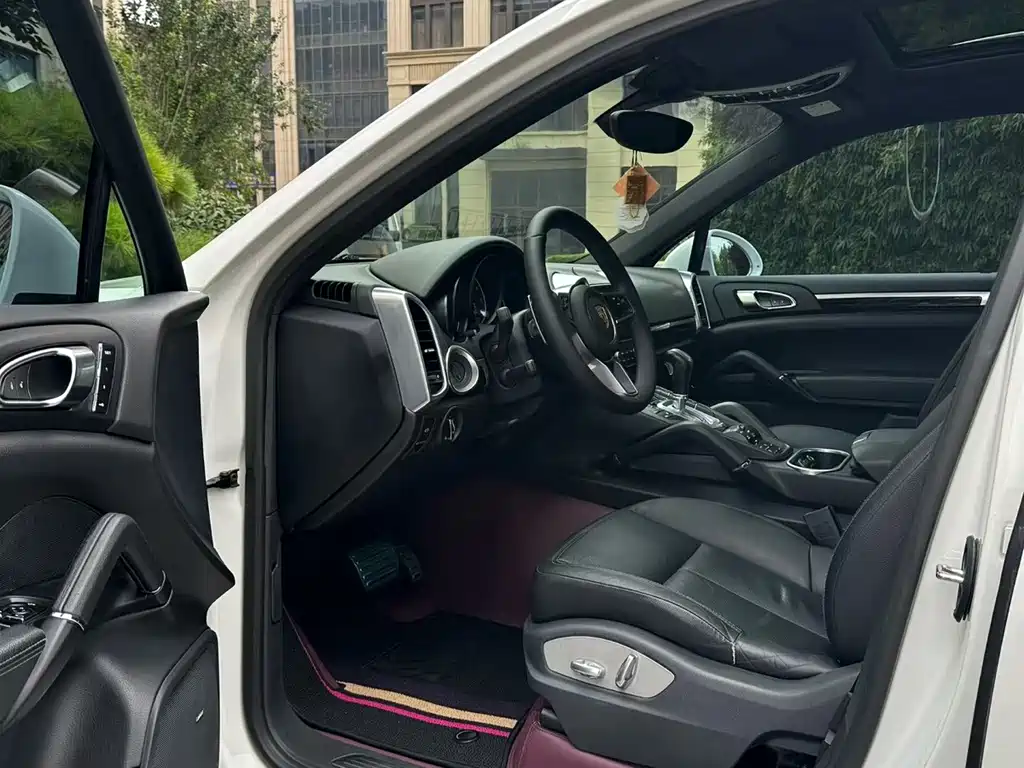 Porsche Cayenne — миниатюра 7