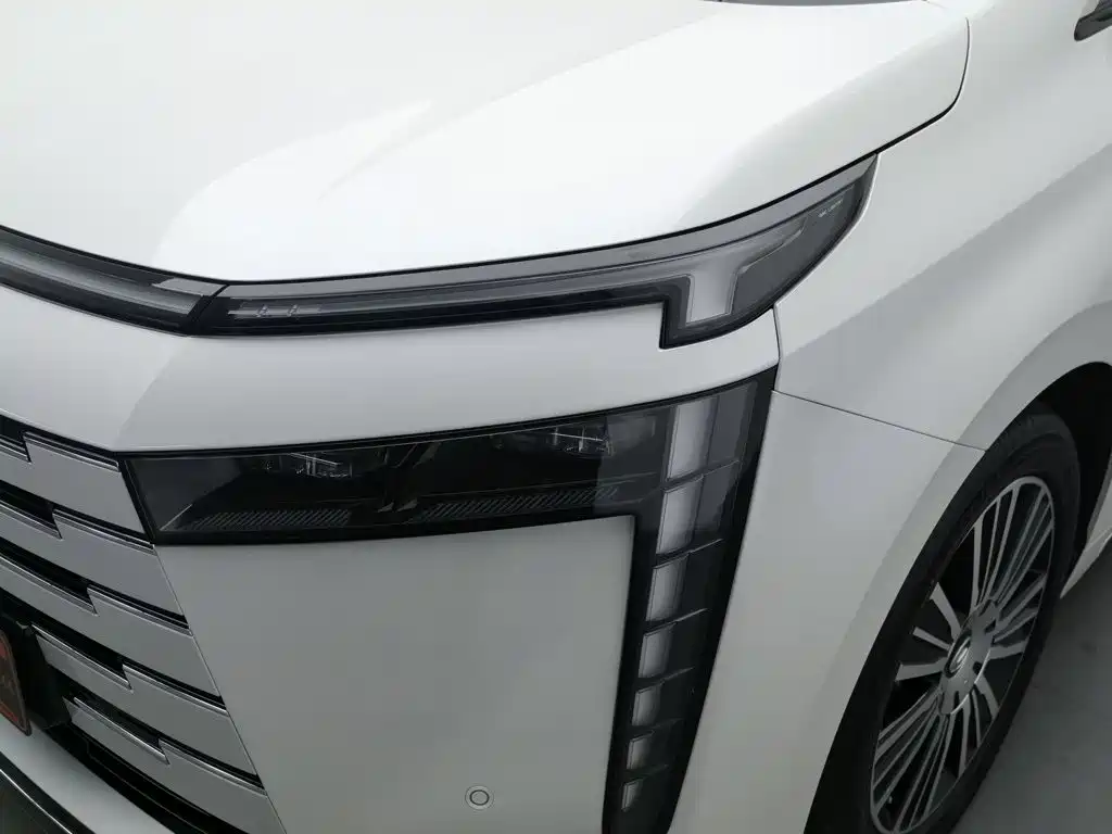 GAC Motor Trumpchi E8 PHEV — миниатюра 7