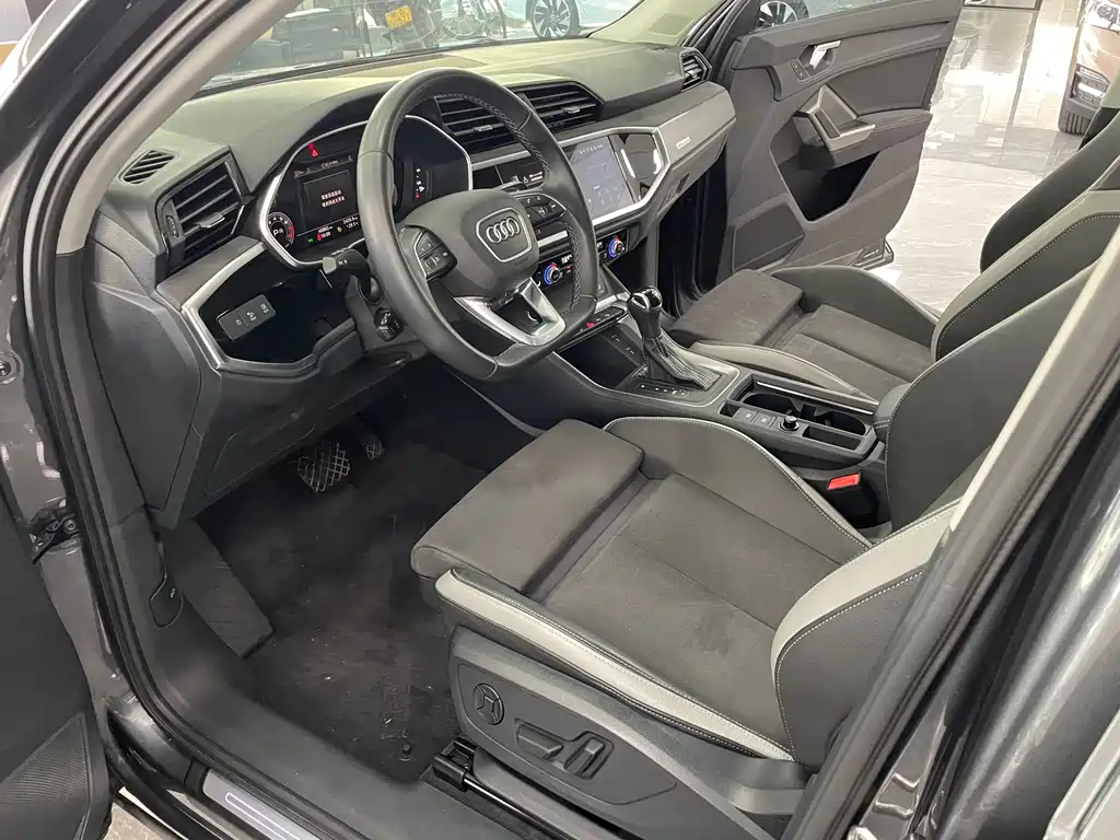 Audi Q3 2023 35 TFSI Fashion (1.4T)
