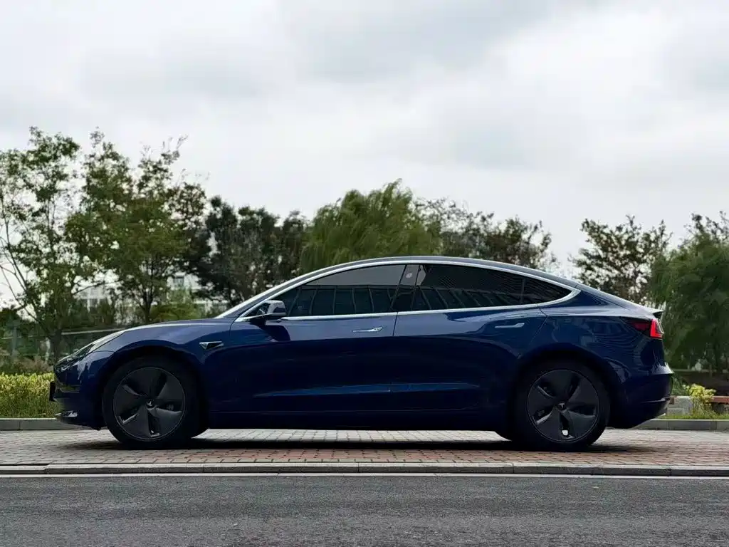 Tesla Model 3 — миниатюра 7