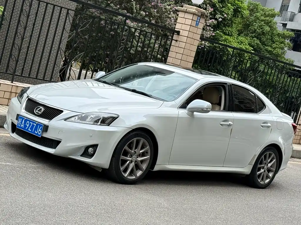 Lexus IS