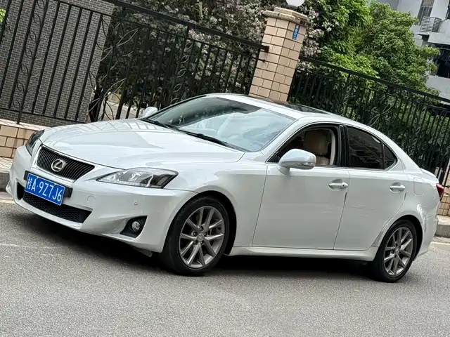 Lexus IS