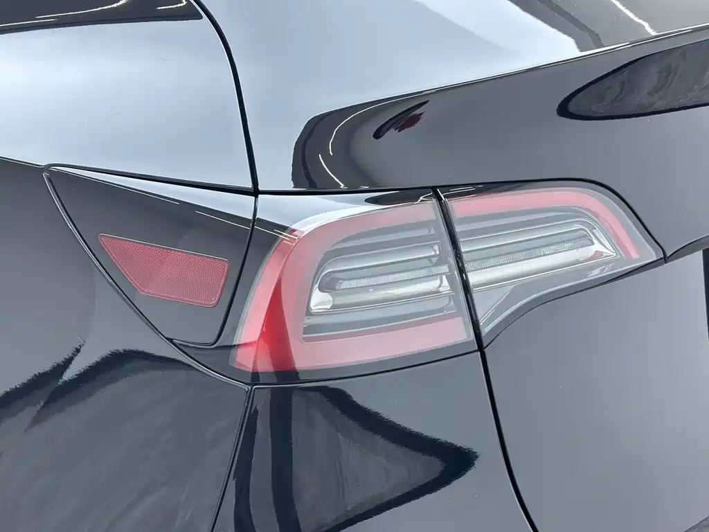 Tesla Model Y — миниатюра 13