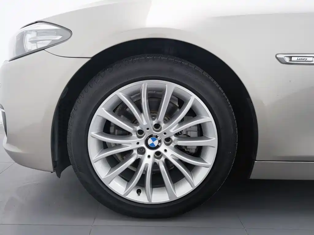 BMW 5 Series — миниатюра 17