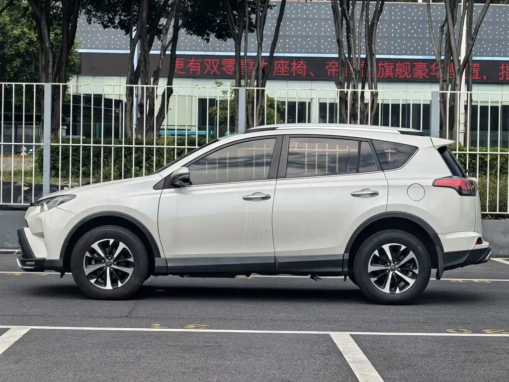 Toyota RAV4 — миниатюра 4