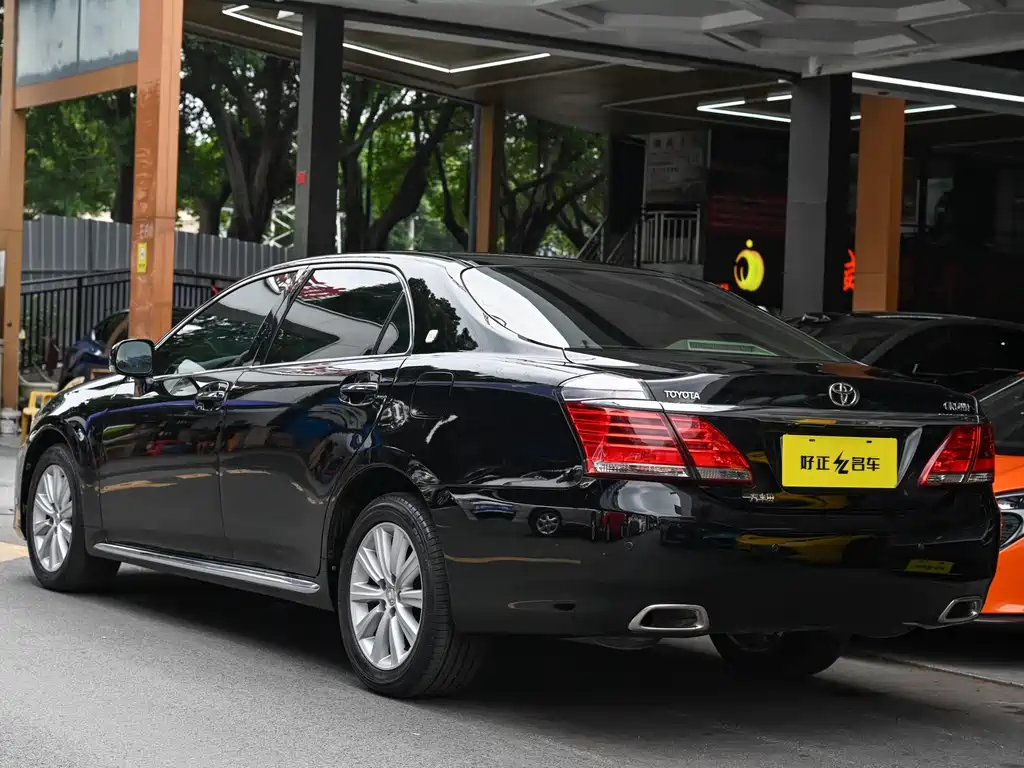 Toyota Crown — миниатюра 4