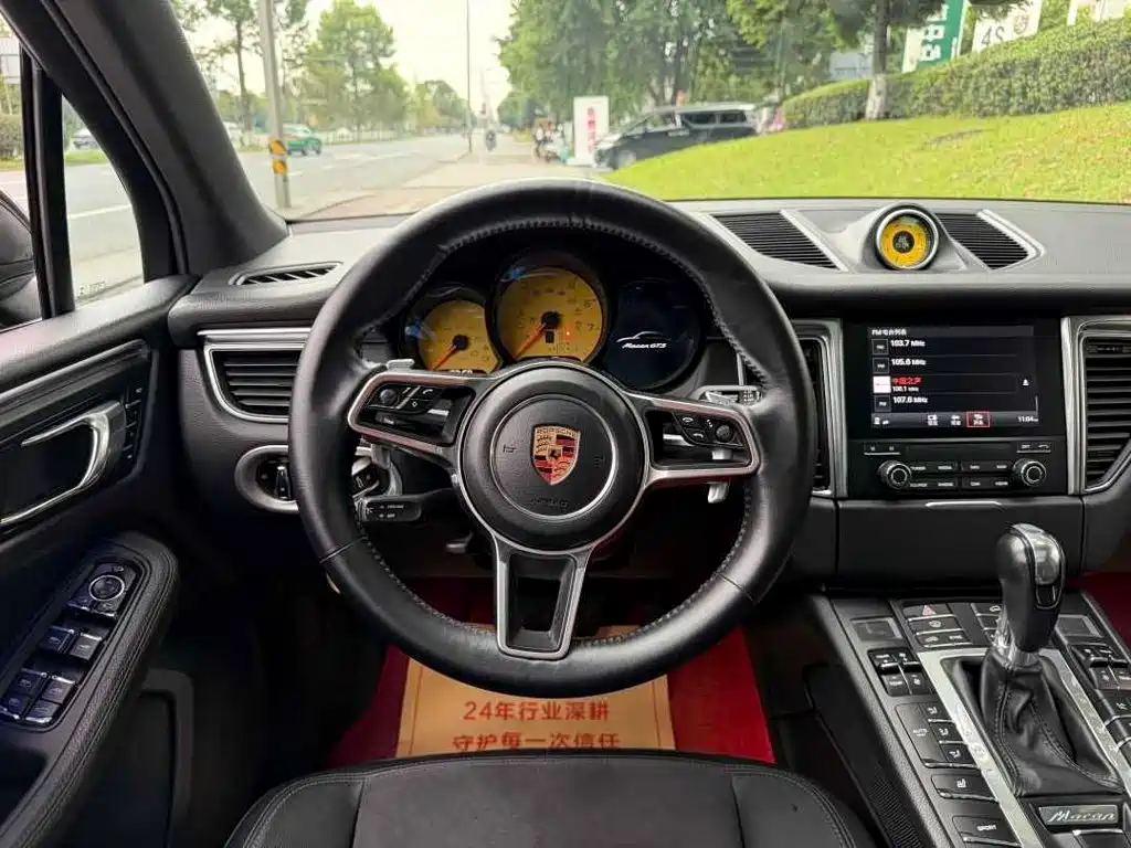 Porsche Macan — миниатюра 8